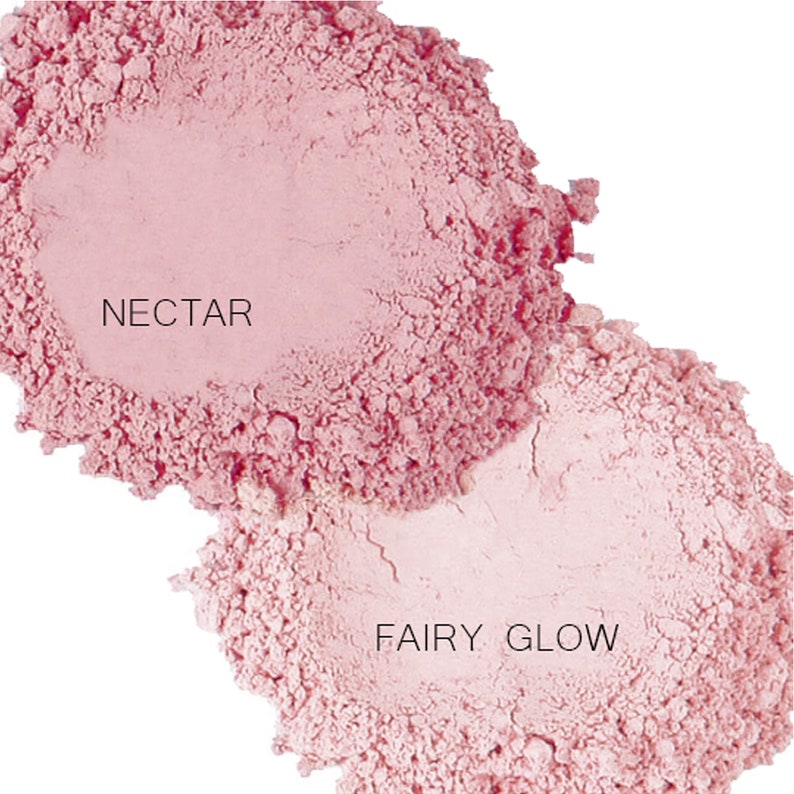 Pode incluir: Duas amostras de p&oacute; facial rosa, uma etiquetada como "NECTAR" e a outra como "FAIRY GLOW".