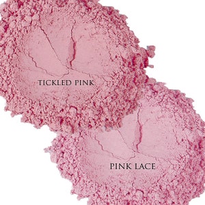 Pode incluir: Duas amostras de p&oacute; cosm&eacute;tico rosa, uma etiquetada como "Tickled Pink" e a outra como "Pink Lace".