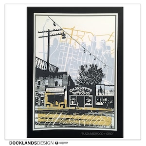 Könnte beinhalten: Eine Schwarzweißillustration einer Straßenszene in Charlotte, North Carolina. Die Illustration zeigt zwei Ladenfronten, eine mit der Aufschrift "Central Avenue Jewelry & Pawn" und die andere mit der Aufschrift "Charlotte Tattoo Co.". Die Illustration ist mit einer Karte des Viertels Plaza Midwood überlagert.