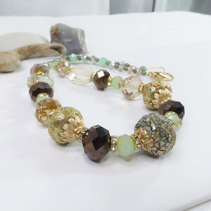 Chunky Boho Statement Halskette mit Handwerker- und Glasperlen von Jesse James Beads© - Eleganz in Grün & Gold - ein wirklich einzigartiges Geschenk für Sie