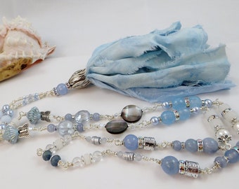 Collar de cadena con cuentas Boho Chic: Borla de cinta de seda sari azul pálido con ágatas y una exquisita variedad de cuentas: un regalo verdaderamente único para ella