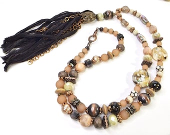 Boho koperen ketting met kwastje: bruine kralen en sprookjeszijde - aardse westerse stijl