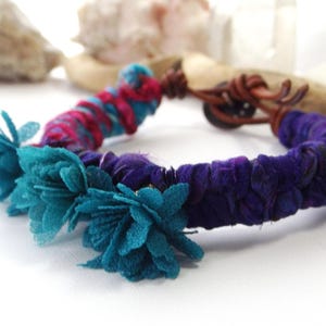 Fun Handgewebte Sari Seidenband und Leder Fischschwanz Armband: in Lila, Türkis und Fuchsia mit Blumen baumelt - ein tolles Geschenk für Sie