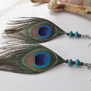 Handgefertigte lange Pfauenauge Feder Ohrringe mit Türkis Perlen geschmückt - Ideal für Boho Hochzeiten - Ein Einzigartiges Geschenk für Sie