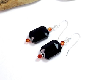 Pendientes llamativos naranjas y negros con cristales y elegantes cuentas de vidrio negro, tonos de Halloween.