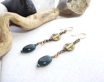 Pendientes colgantes de jaspe verde: cuentas de bronce, estilo suroeste con detalles de piedras preciosas.