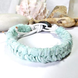 Handgewebtes Sari Seidenband und geflochtenes Lederarmband in Aqua und Weiß - Ocean inspirierte Gelassenheit - Ein schönes und einzigartiges Geschenk für Sie