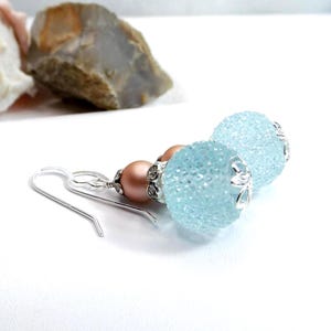 Pendientes colgantes con cuentas divertidas, perlas de vidrio rosa polvoriento y cuentas azul aguamarina con bultos: un regalo verdaderamente único para ella.