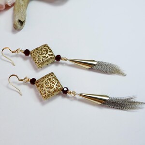 Gold und Rot Ohrringe mit langen gefiederten Akzenten mit Glas und Metallperlen - Boho Western Eleganz - Einzigartiges Geschenk für Sie