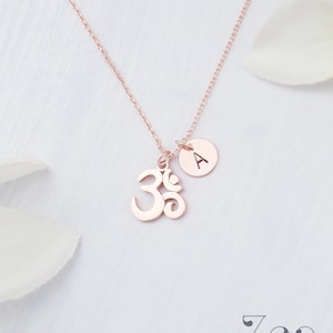 Winzige roségoldene, silberne oder goldene Om-Halskette. Personalisierte Initiale, kleines zierliches Om, Buddhismus, Yoga, Meditation, Inspirational Om Symbol