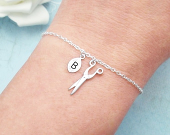 Choisissez un bracelet ciseaux délicat personnalisé en argent ou en or. Coiffeur coiffeur initial élégant, idée cadeau de fin d'études de l'école de beauté