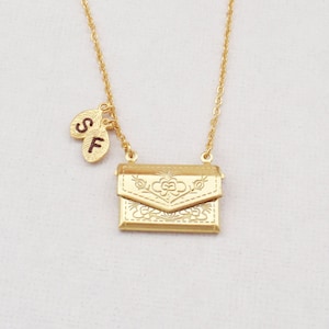 Gold UmschlagMedaillon Kette personalisiert Initial. Inspirierende Halskette. Zierliche und elegante