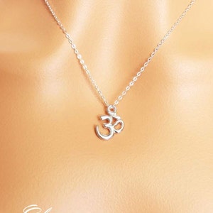 Wählen Sie Roségold, Silber oder Gold Om Halskette.  Inspirierende Halskette. Schlicht und elegant. Personalisierte Initial Halskette.
