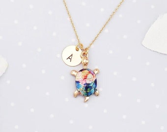 パーソナライズされたカメのネックレス。ゴールドとレインボーカラーのカメのネックレス。上品なカメのネックレス。ピンク、ブルー、グリーン