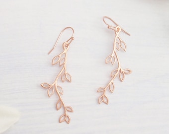 Choisissez des boucles d’oreilles couleur, or rose ou feuille d’or ou d’argent. Boucles d’oreilles élégantes en feuilles. Boucles d’oreilles à longues feuilles.