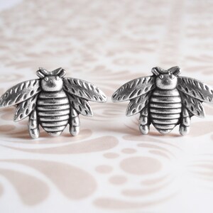 Boutons de manchette d&#39;abeille argentés. Liens de manchette d&#39;abeille argentés. Cadeau de groomsmen. Cadeau de jour des pères pour lui,