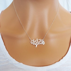 Personalisierte Stammbaum Halskette. Baumkette aus Silber oder Gold. Gravierter Buchstabe, Name, personalisierter Schmuck. Muttertag