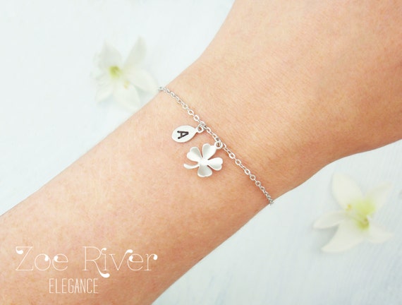 Four Leaf Clover bracelet, Mother of Pearl bracelet, flower bracelet,  delicate bracelet gold, birthstone bracelet, gemstone bracelet