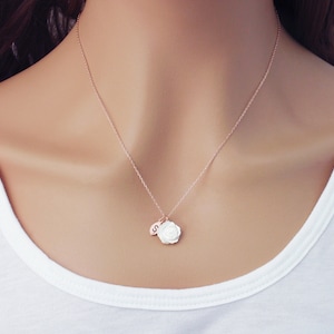 Örhängen med vita snäckskalsrosor och pärlemor. Nickelfria eleganta vita snidade snäckskalsblommor, 925 sterlingsilver, titan, stål bild 4