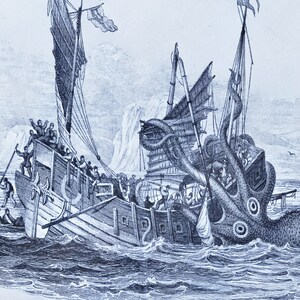 Octopus aanvallend schip Art Print in blauw, Kraken-print van antieke illustratie, kustdecor
