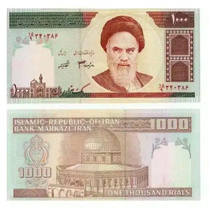 Op de afbeelding: Een Iraanse bankbiljet van 1000 rial. De voorkant toont een portret van een man met een baard en tulband, en tekst in het Farsi. De achterkant toont een gebouw met een koepel en de tekst "ONE THOUSAND RIALS".