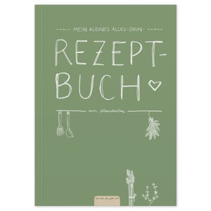 Könnte beinhalten: Ein grüner Einband für ein Rezeptbuch mit dem Text "Mein kleines Alles-Drinn - Rezept Buch" und einem Herzsymbol. Der Einband zeigt außerdem Illustrationen von Küchenutensilien und Kräutern.
