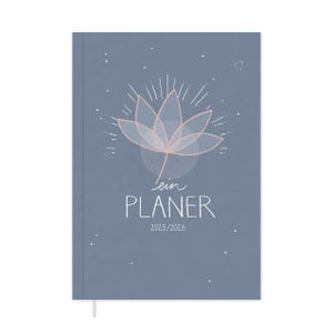 Peut inclure: Une couverture de planificateur bleue avec un motif de fleur de lotus rose et le texte "ein PLANER 2025/2026".