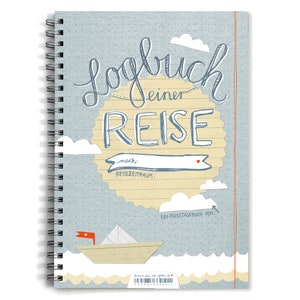 Könnte beinhalten: Ein blaues und weißes Reisetagebuch mit dem Text "Logbuch einer Reise" und einer Papierboot-Illustration. Das Tagebuch hat eine Spiralbindung und einen Platz, um das Reiseziel und die Reisezeit einzutragen.