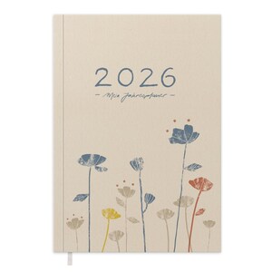 Könnte beinhalten: Ein beigefarbener 2026-Planer mit floralem Design. Das Cover zeigt das Jahr 2026 in blauer Schrift, darunter der Text "- Mein Jahresplaner -". Der untere Teil des Covers hat eine Blumenillustration in Blau, Gelb und Rot.