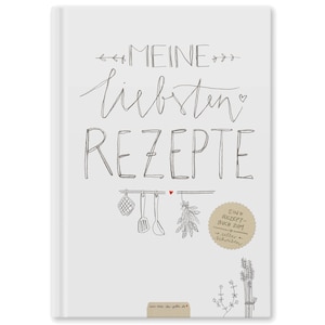 Könnte beinhalten: Ein weißes Kochbuch mit dem Titel "Meine liebsten Rezepte" in schwarzer handschriftlicher Schrift. Der Untertitel lautet "Ein Rezeptbuch zum selber schreiben" in kleinerer schwarzer Schrift. Es gibt Illustrationen von Küchenutensilien und Kräutern.