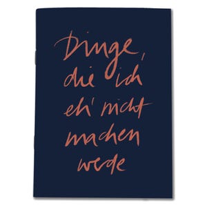 Könnte beinhalten: Ein marineblaues Notizbuch mit den Worten "Dinge, die ich eh' nicht machen werde" in korallfarbener Schrift. Das Notizbuch ist rechteckig und scheint geschlossen zu sein.