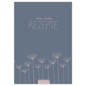 Könnte beinhalten: Ein blauer Rezeptbuchumschlag mit dem Text "Meine liebsten REZEPTE" in rosa Schrift. Der untere Teil des Umschlags zeigt eine Reihe von zarten, rosafarbenen, stilisierten Blumenillustrationen.