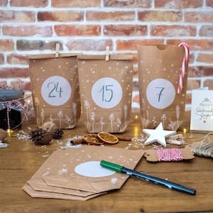 Adventskalender Geschenktüten zum selbst Befüllen 24 Weihnachtsdeko Kraftpapiertüten als Adventstüten 14 cm x 22 cm mit Miniklammern Bild 2