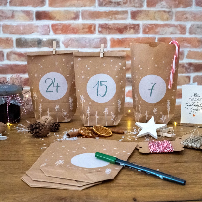 Adventskalender Geschenktüten zum selbst Befüllen 24 Weihnachtsdeko Kraftpapiertüten als Adventstüten 14 cm x 22 cm mit Miniklammern Bild 2