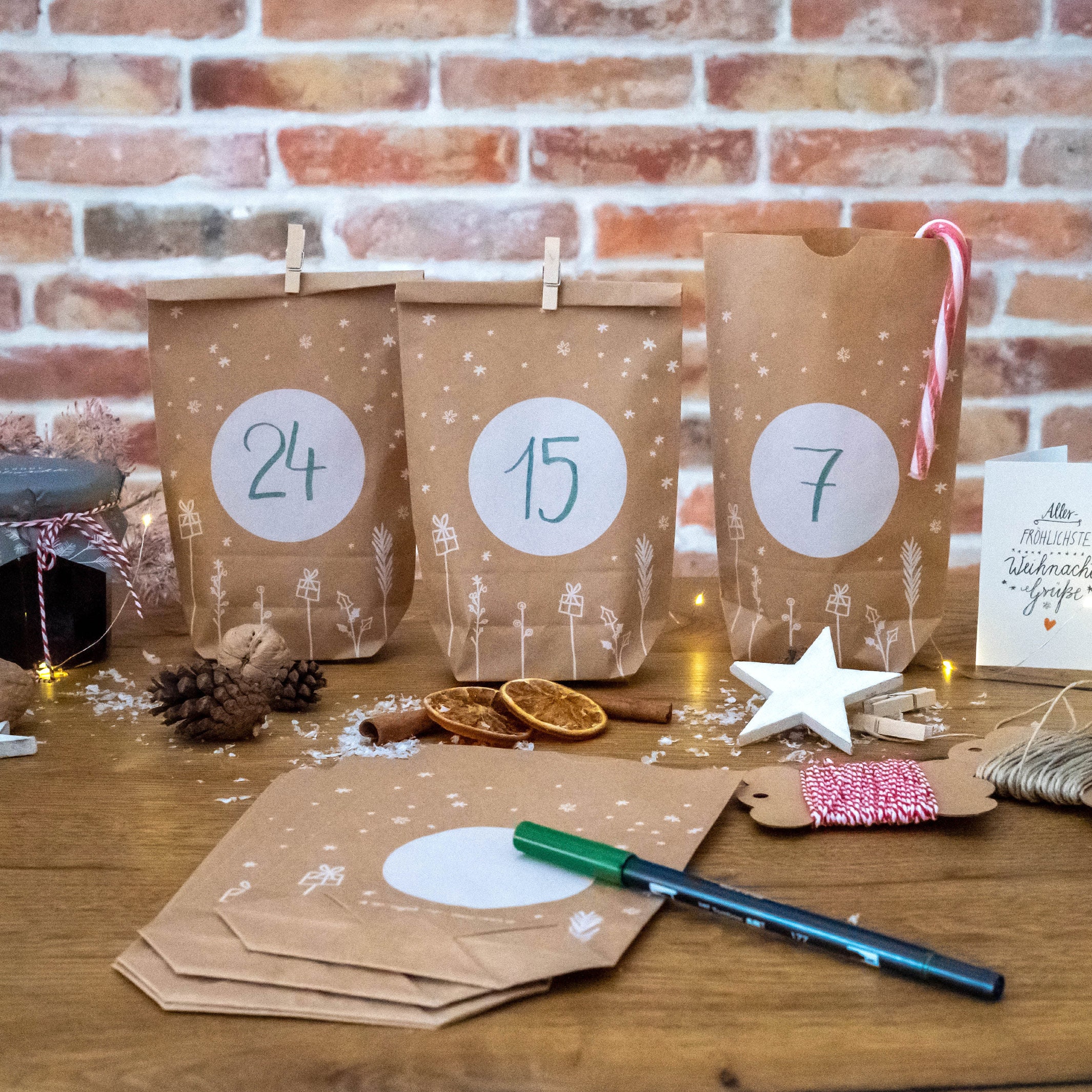 Adventskalender Geschenktüten zum selbst Befüllen 24 Weihnachtsdeko  Kraftpapiertüten als Adventstüten 14 cm x 22 cm mit Miniklammern