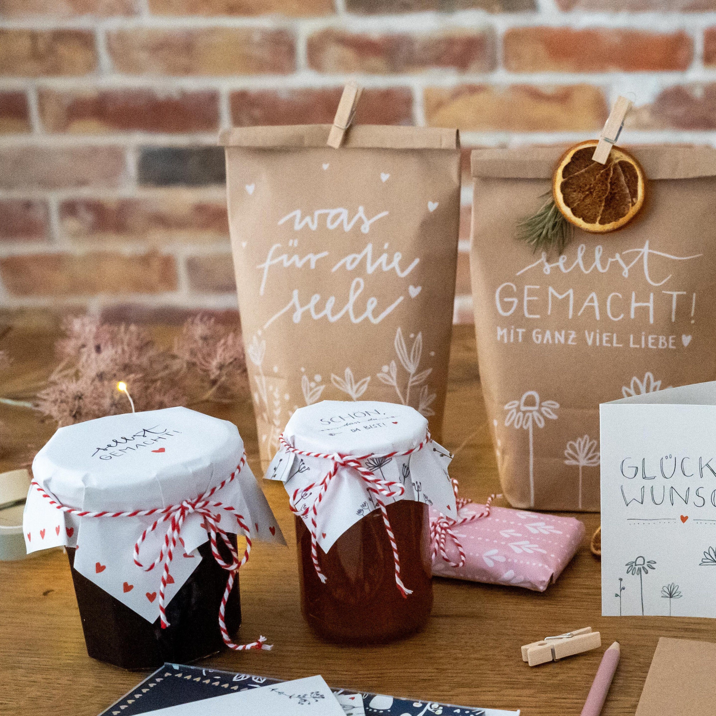 25 Marmeladendeckchen - schön, dass du da bist | Gläserdeckchen Weiß für Marmelade & Einmachgläser | Recyclingpapier Abreißblock + 10 m Garn