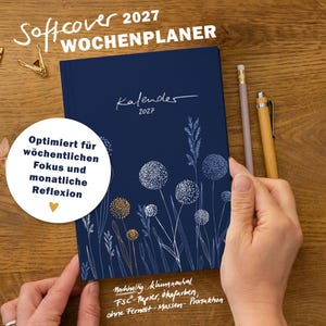 Softcover Wochenplaner 2027 A5 in Dunkelblau mit Leseband, Einklappseiten, Wochenfokus, Monatsreflexion und nachhaltiger Produktion