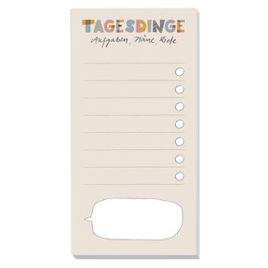 Op de afbeelding: Een beige notitieblok met bovenaan de tekst "TAGESDINGE" in kleurrijke blokletters. Daaronder staat de tekst "Aufgaben, Pläne, Ziele" in cursief. Het notitieblok heeft gelijnde secties met cirkels voor checklists en een tekstballon onderaan.
