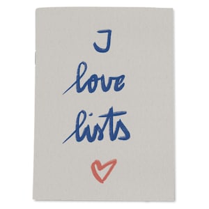 Könnte beinhalten: Eine hellgraue Karte mit den Worten "I love lists" in blauer Schrift. Unter dem Wort "lists" ist ein kleines rotes Herz gezeichnet. Die Karte hat eine einfache, handschriftliche Ästhetik.