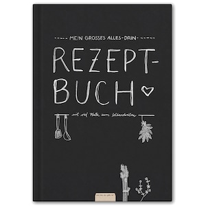 Op de afbeelding: Zwarte kookboekomslag met witte tekst die "Mein Grosses Alles-Drin - Rezept-Buch" met een hartje zegt. De omslag toont ook een tekening van keukengerei en kruiden.