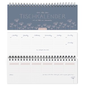Könnte beinhalten: Ein blauer Tischkalender mit einer weißen Spiralbindung. Das Cover zeigt ein Blumenmuster mit dem Text "Mein Alles-Drin-TISCHKALENDER" und "mit viel Platz zum Selberschreiben". Der Kalender hat eine Wochenansicht mit Platz für jeden Tag der Woche.