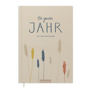Op de afbeelding: Een beige boek met de tekst "Ein ganzes JAHR EIN WOCHENPLANER" en een afbeelding van gestileerde tarwehalmen in verschillende kleuren.
