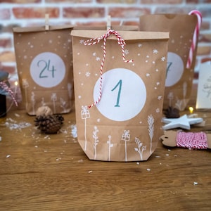 Adventskalender Geschenktüten zum selbst Befüllen 24 Weihnachtsdeko Kraftpapiertüten als Adventstüten 14 cm x 22 cm mit Miniklammern Bild 3