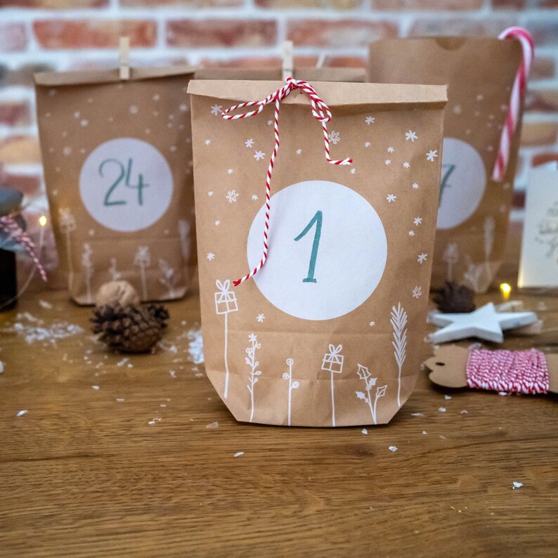 Adventskalender Geschenktüten zum selbst Befüllen 24 Weihnachtsdeko Kraftpapiertüten als Adventstüten 14 cm x 22 cm mit Miniklammern Bild 3