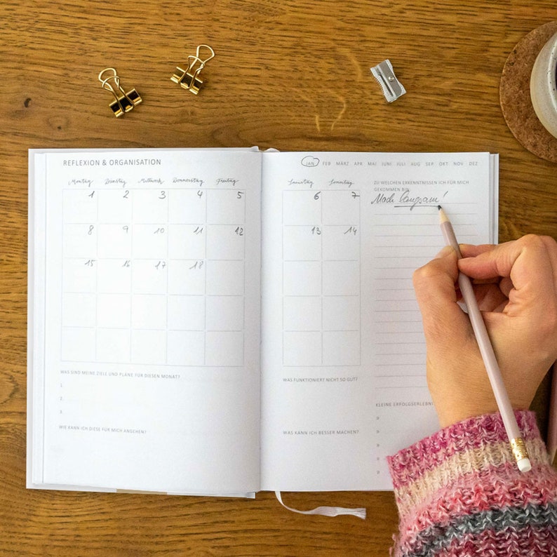 Terminkalender A5 undatiert Klar durchs Jahr Tagesplaner Notizbuch für mehr Achtsamkeit Hardcover Taschenkalender Terminplaner Weiß Bild 6