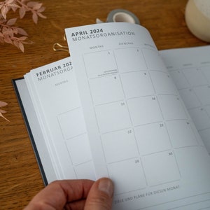 Terminkalender A5 Kalender 2024 quer Wochenplaner & Notizbuch für mehr Achtsamkeit schlichter Hardcover Taschenkalender Schwarz Weiß Bild 4