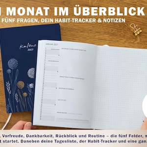 Monatsübersicht im Kalender 2027 mit Tagesliste, fünf Reflexionsfragen, Habit Tracker und großer Notizseite