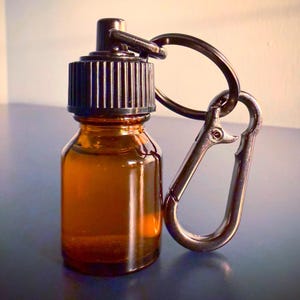 Poppers Keychain - Poppers Holder Keychain - Sniffchain Keychain - Poppers Clip - Gay Gift Keychain
