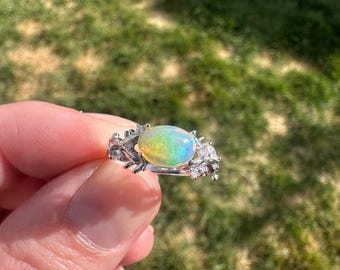Anillo de ópalo ajustable con ramas de plata 925