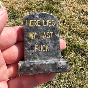 Lápidas de cristal, lápidas, aquí yace mi último f*** larvikite